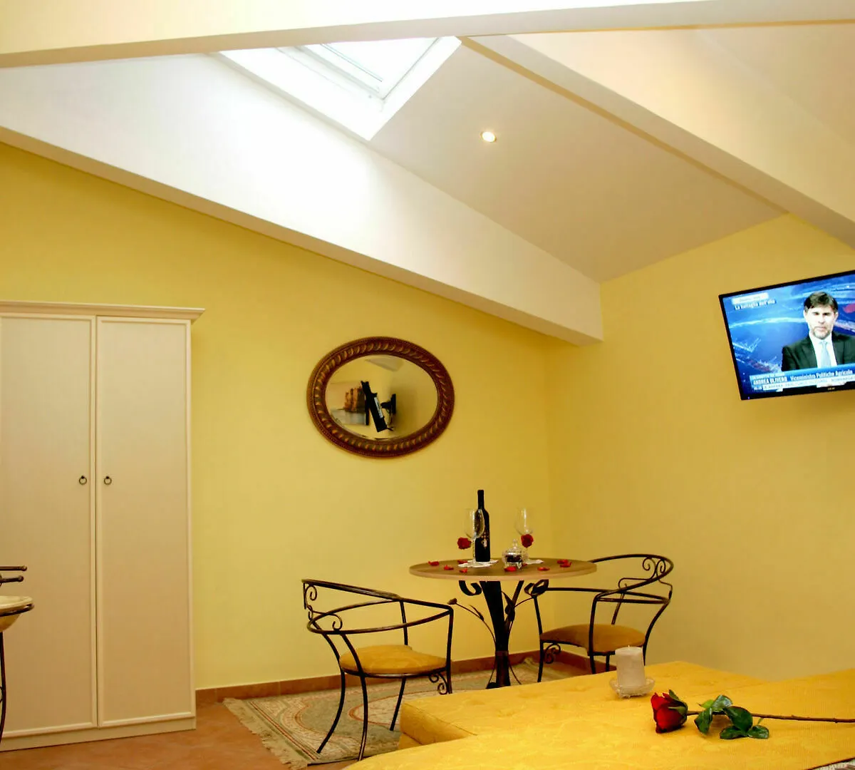 Mercatello Relais Old City Naples 3*,