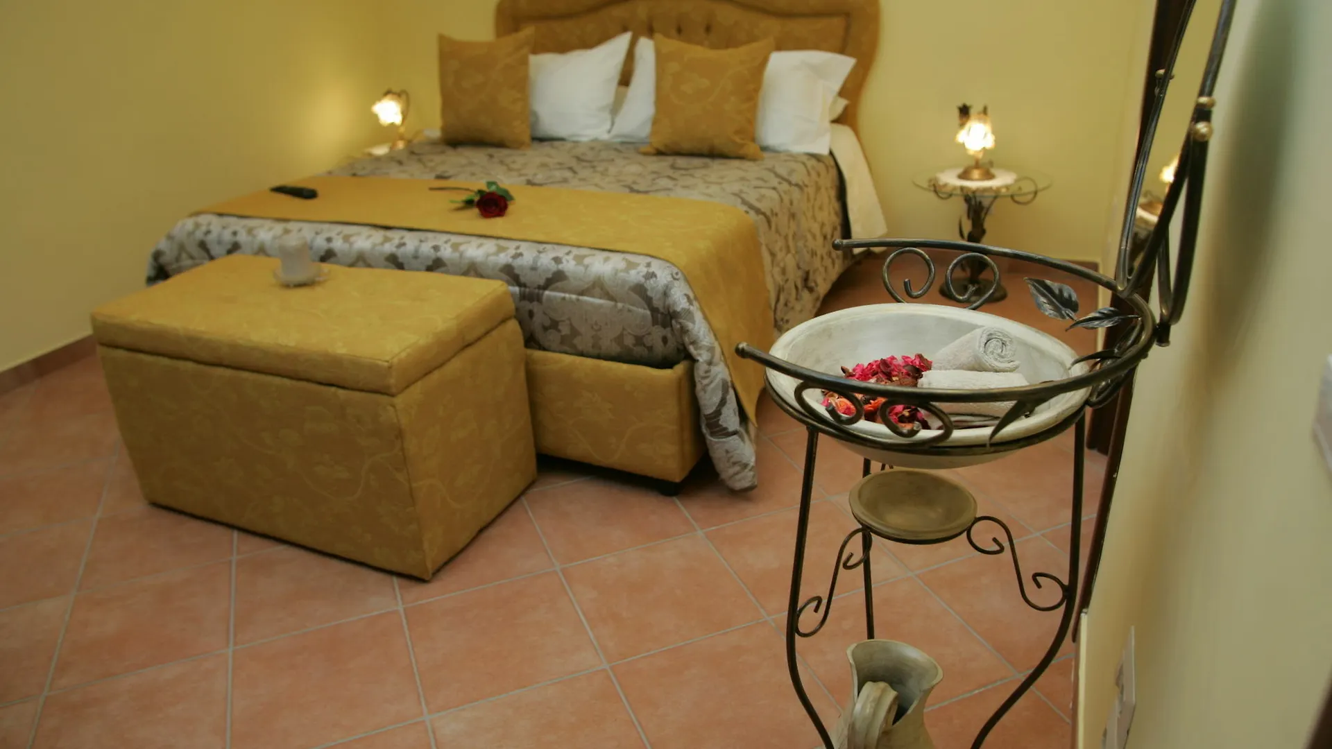 Mercatello Relais Old City Naples Bed & Breakfast